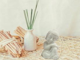 Molde silicona buda apoyado sobre rodilla 